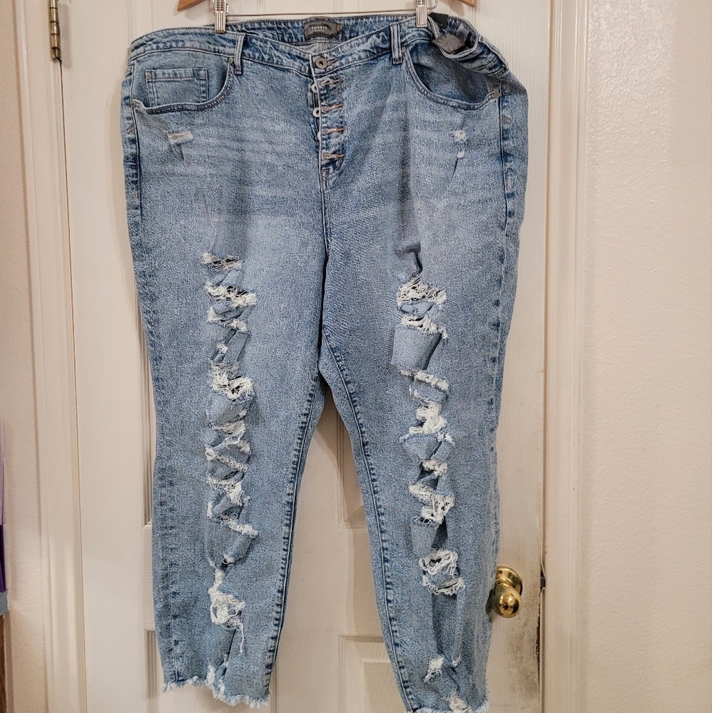 NWT Torrid high rise distressed jeans jeans. 28T